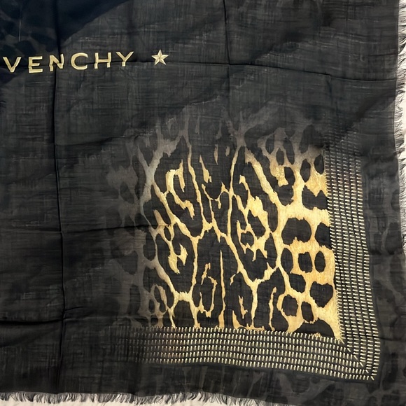 Brand new Givenchy wool 44x44” - Picture 6 of 10